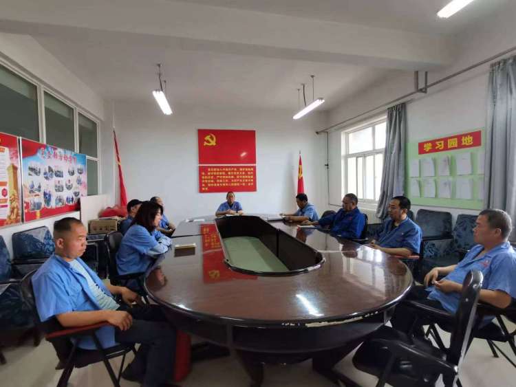 運輸采供黨支部召開黨員大會，組織主題教育集中學習。